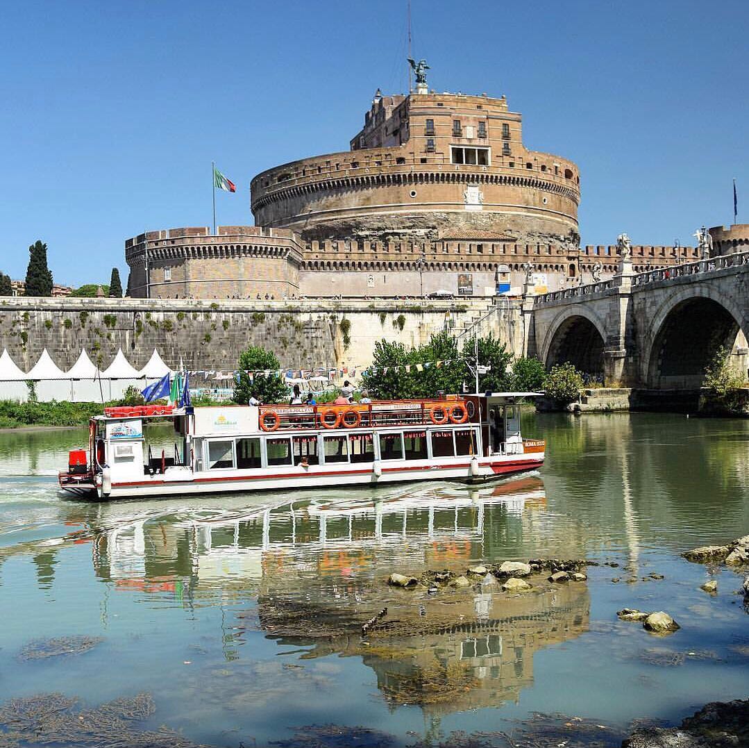 Boat tour on the Tiber between Isola Tiberina and Ponte Nenni