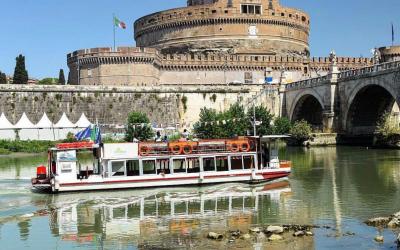 Boat tour on the Tiber between Isola Tiberina and Ponte Nenni